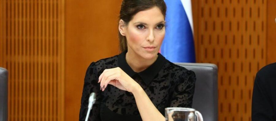 eva irgl, SOVRAŽNI GOVIOR