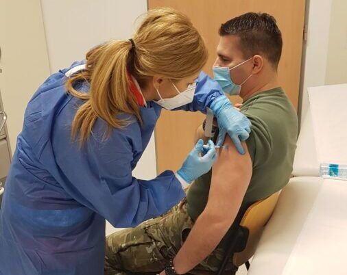 cepljenje Pripadnik Slovenske vojske in medicinska sestra med postopkom cepljenja. | Avtor dr. Rajko Vajd