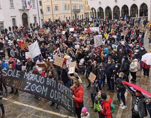 Protest v Kopru, januar 2021 (širjenje koronavirusa)