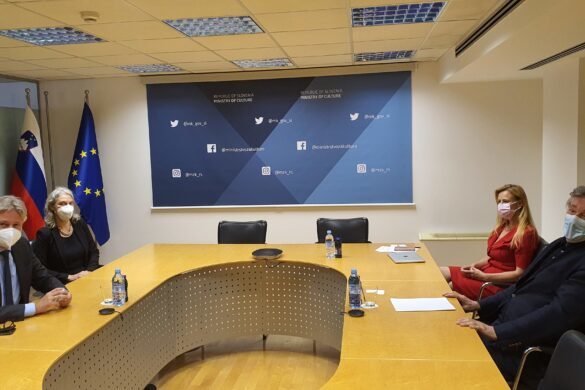 Minister za kulturo dr. Vasko Simoniti in vodja kabineta ministra za kulturo Breda Mulec na srečanju z direktorjem frankfurtskega knjižnega sejma Jürgenom Boosom in vodjo programov častnih gostovanj pri knjižnem sejmu Simone Bühler | Avtor Ministrstvo za kulturo