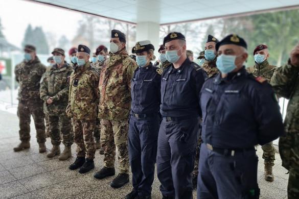 V Slovenijo je danes prispelo prvih 6 zdravstvenih delavcev italijanske vojske, ki se bodo v prihodnjih dneh pridružili ekipam Slovenske vojske pri pomoči bolnikom s covid-19 v slovenskih bolnišnicah. | Avtor Monika Sušanj,MORS