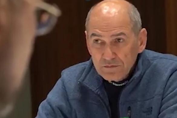 Janez Janša z modrim puloverjem.