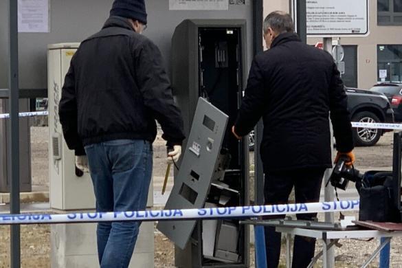 Neznanci vlomili v parkomat in povzročili za več tisoč evromv škode.