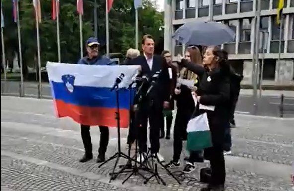 Suad Muslimović s slovensko zastavo